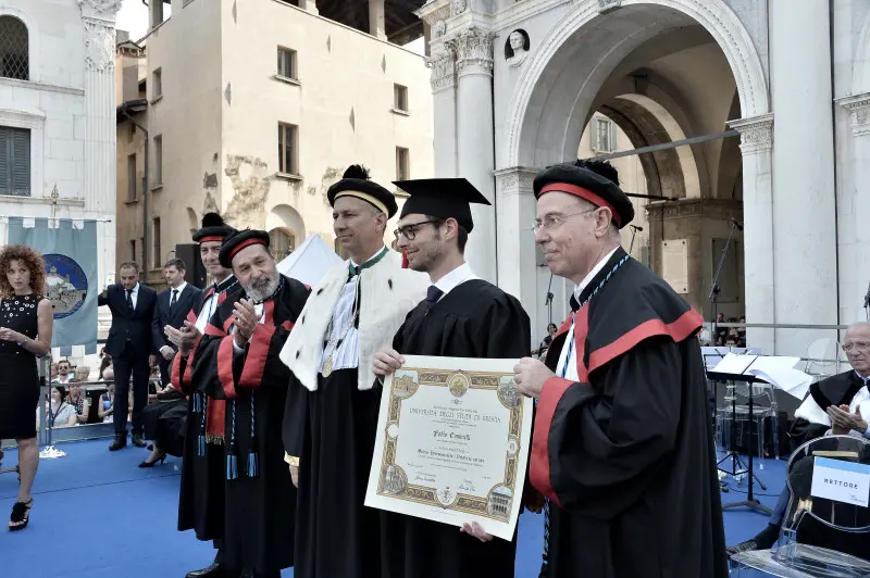 La cerimonia di consegna dei diplomi di UniBs in piazza Loggia