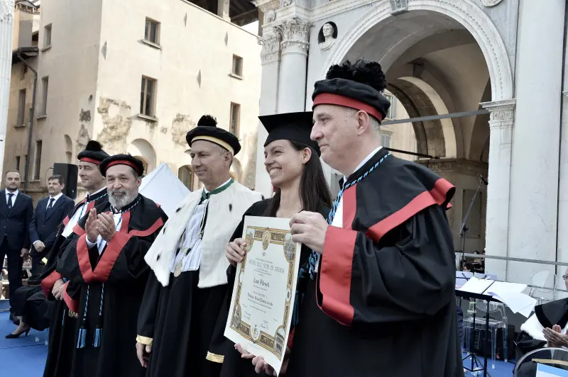 La cerimonia di consegna dei diplomi di UniBs in piazza Loggia