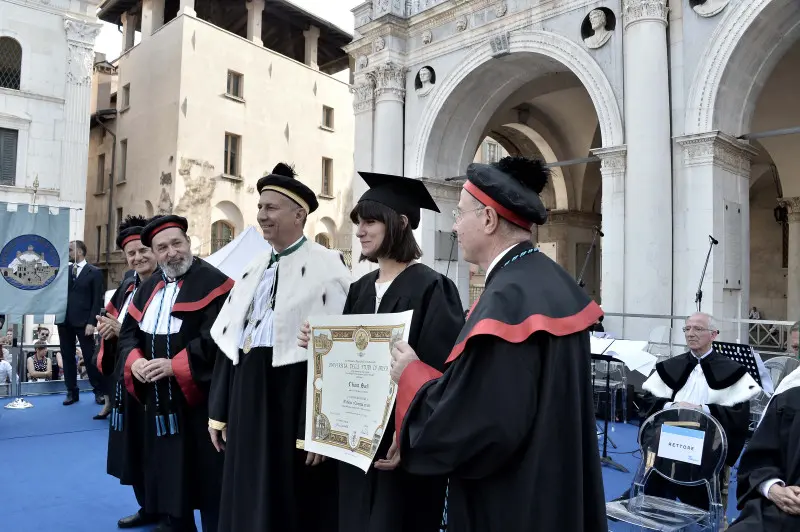 La cerimonia di consegna dei diplomi di UniBs in piazza Loggia