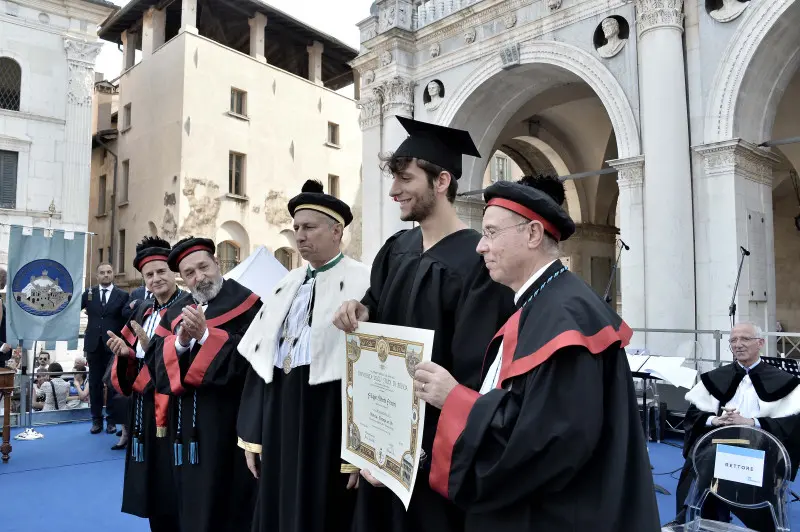 La cerimonia di consegna dei diplomi di UniBs in piazza Loggia