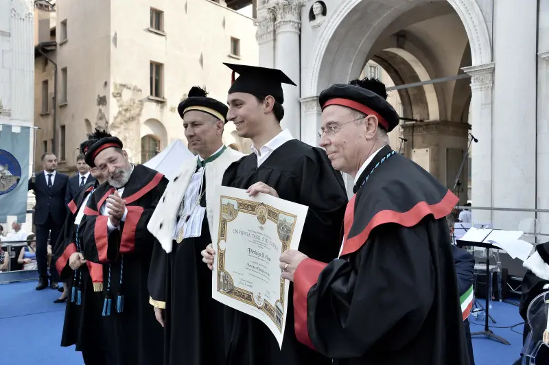 La cerimonia di consegna dei diplomi di UniBs in piazza Loggia