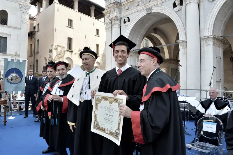 La cerimonia di consegna dei diplomi di UniBs in piazza Loggia