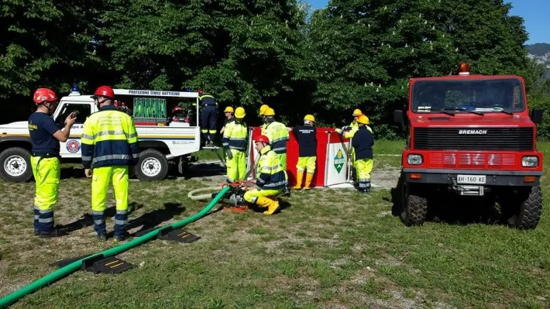 Un gruppo della Protezione Civile