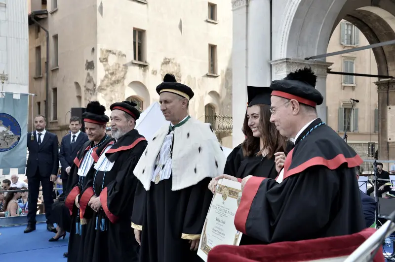 La cerimonia di consegna dei diplomi di UniBs in piazza Loggia