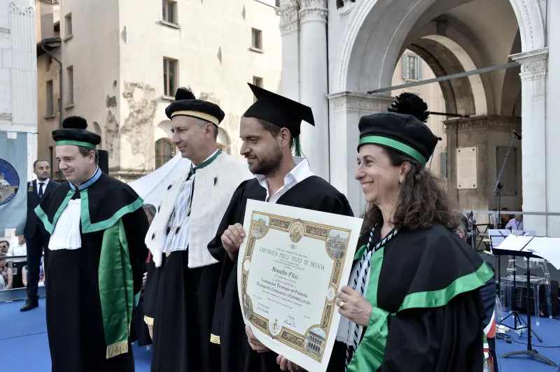 La cerimonia di consegna dei diplomi di UniBs in piazza Loggia