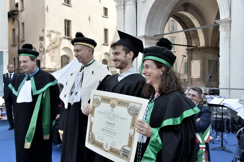 La cerimonia di consegna dei diplomi di UniBs in piazza Loggia