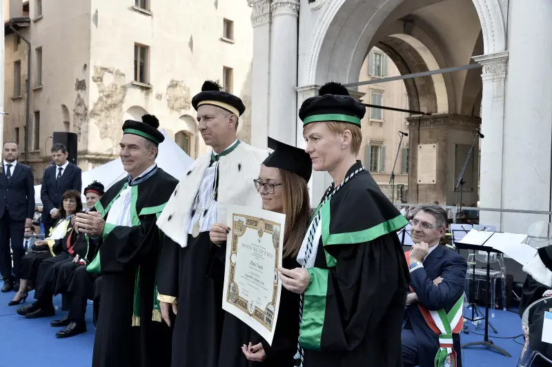 La cerimonia di consegna dei diplomi di UniBs in piazza Loggia