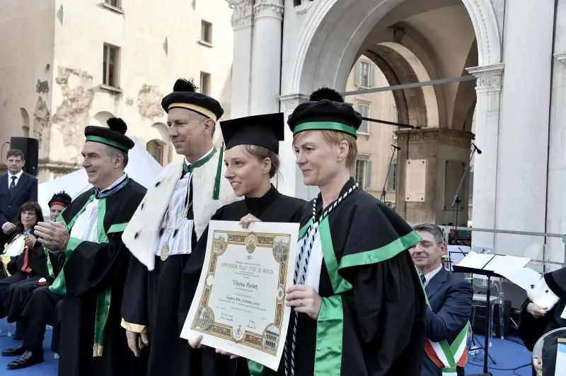 La cerimonia di consegna dei diplomi di UniBs in piazza Loggia