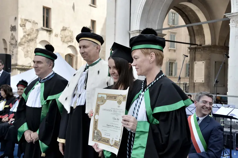 La cerimonia di consegna dei diplomi di UniBs in piazza Loggia