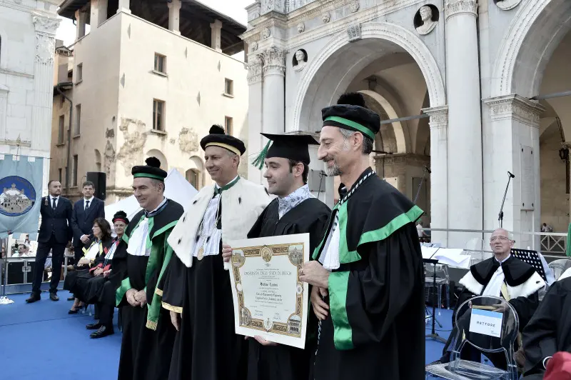 La cerimonia di consegna dei diplomi di UniBs in piazza Loggia