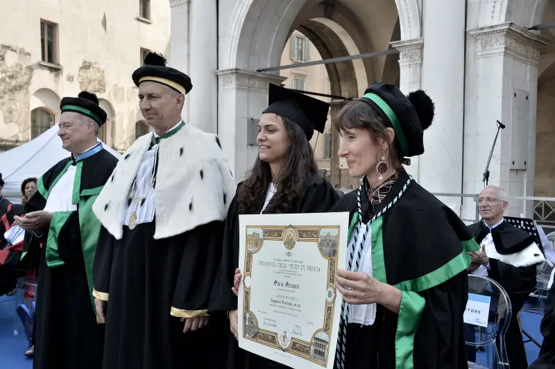 La cerimonia di consegna dei diplomi di UniBs in piazza Loggia