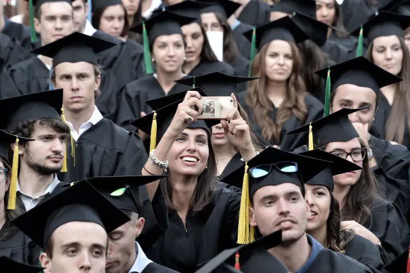 La cerimonia di consegna dei diplomi di UniBs in piazza Loggia