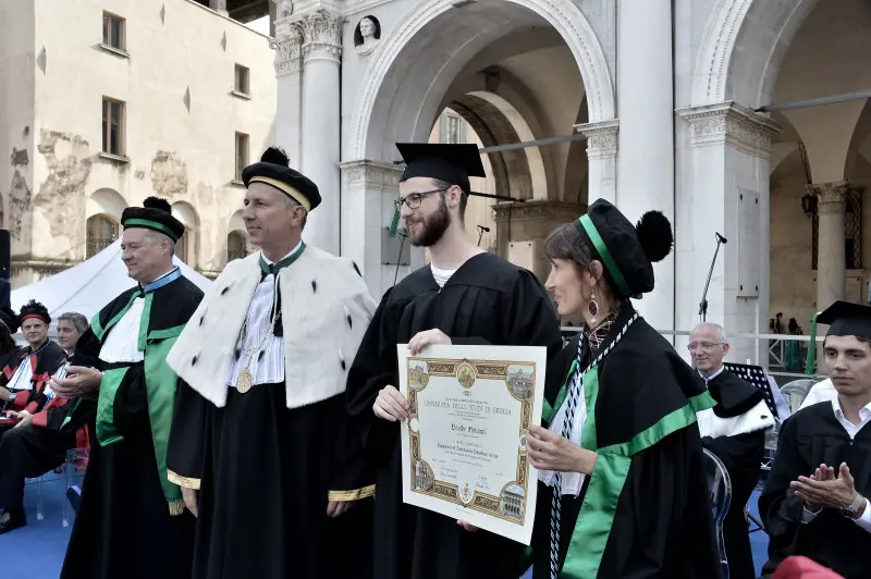 La cerimonia di consegna dei diplomi di UniBs in piazza Loggia