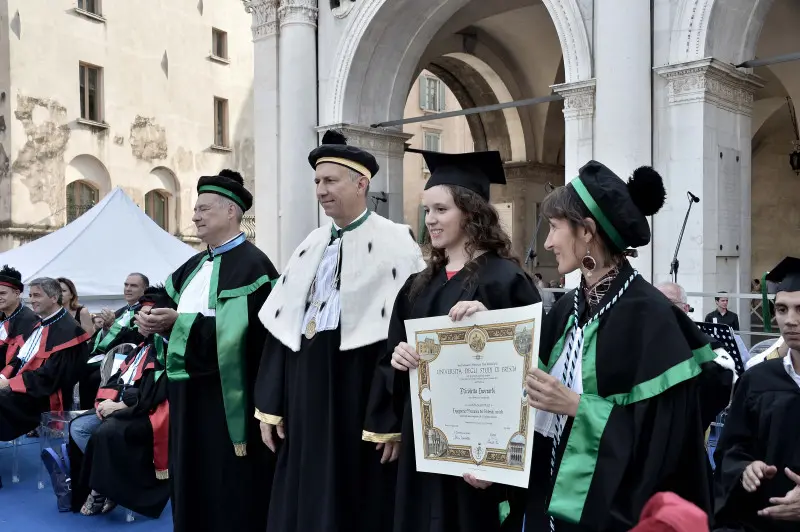 La cerimonia di consegna dei diplomi di UniBs in piazza Loggia