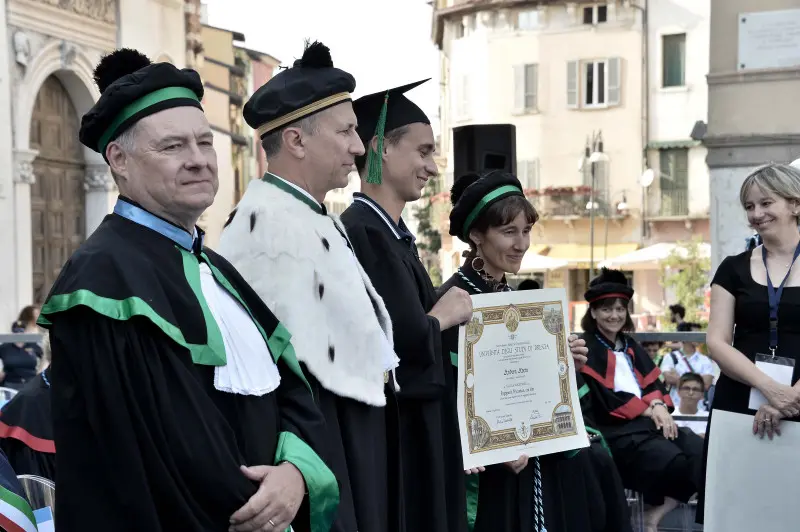 La cerimonia di consegna dei diplomi di UniBs in piazza Loggia