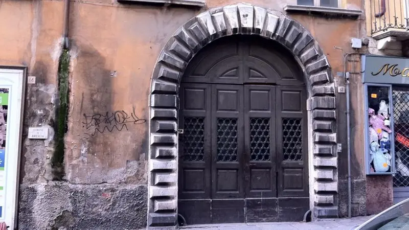 Corsetto S. Agata. L’ingresso di palazzo Avogadro, alle spalle della Loggia