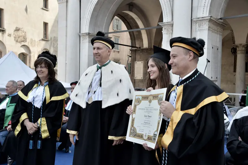 La cerimonia di consegna dei diplomi di UniBs in piazza Loggia