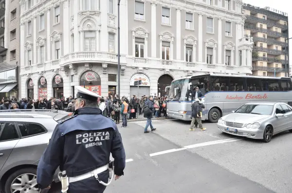Operaio travolto sulla Milano-Venezia, circolazione ancora sospesa