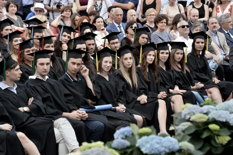 La cerimonia di consegna dei diplomi di UniBs in piazza Loggia