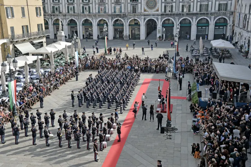 Giuramento in piazza Loggia per i 118 allievi agenti - Foto Pierre Putelli