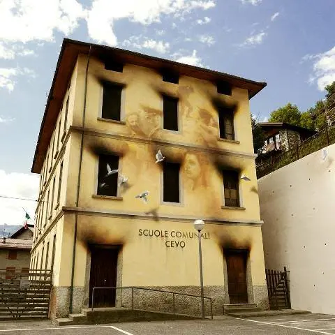 L'opera di Eron sulla facciata delle ex scuole comunali di Cevo - foto dalla pagina fb dell'artista