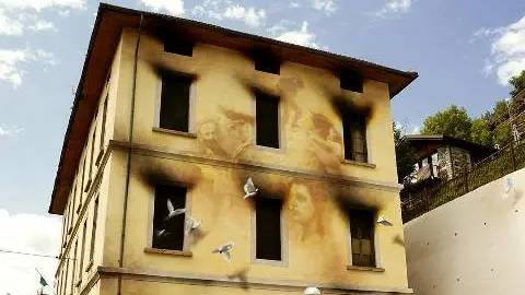 L'opera di Eron sulla facciata delle ex scuole comunali di Cevo - foto dalla pagina fb dell'artista