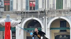 In azione. Un cavaliere impegnato in piazza Loggia // FOTO NEG