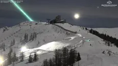 Lo spettacolo del meteorite che illumina lʼalba sulle Alpi