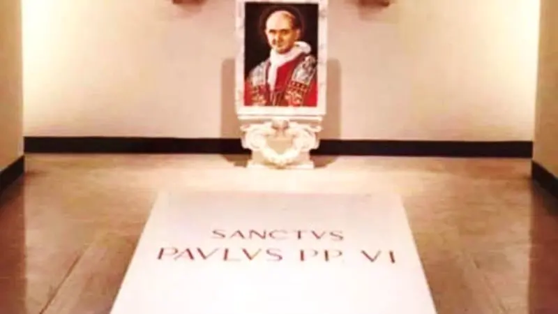 La lapide sulla tomba di Paolo VI alle grotte vaticane reca già impresso «Sanctus» - © www.giornaledibrescia.it