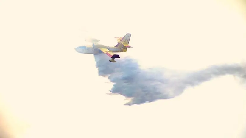 Un Canadair impegnato a Tremosine - Foto © www.giornaledibrescia.it