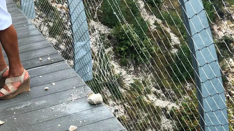 Limone, ciclopedonale sospesa: cadono massi, chiuso un tratto