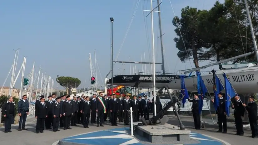 Marinai al monumento ai Caduti del mare alla Maratona - © www.giornaledibrescia.it