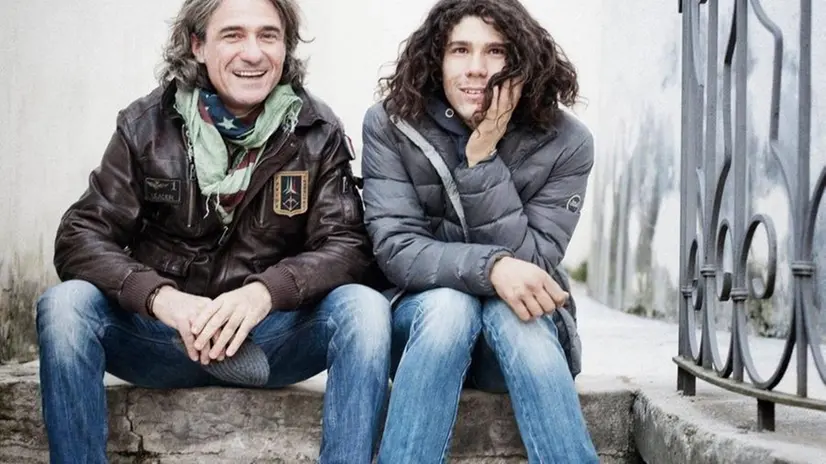 Padre e figlio. Franco Antonello accanto ad Andrea