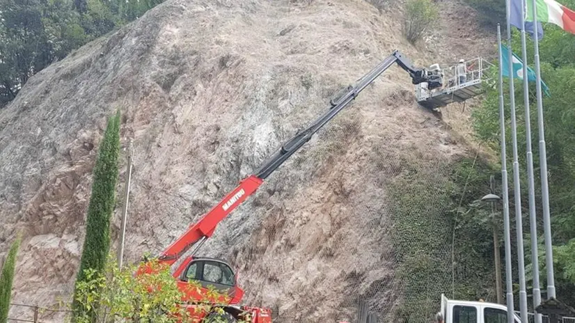 La parete rocciosa sarà messa in sicurezza dopo i crolli del 7 agosto - © www.giornaledibrescia.it