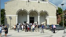 I feretri delle vittime accompagnati all'interno della chiesa di Lamarmora