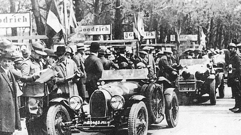 La partenza della Mille Miglia in viale Rebuffone nel 1930 - Foto © www.giornaledibrescia.it