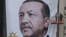 Un manifesto elettorale di Erdogan, durante le recenti votazioni - Foto Ansa/Sedat Suna
