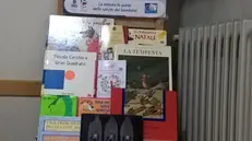 Dal pediatra. La postazione con i libri e i cartelloni per i più piccoli