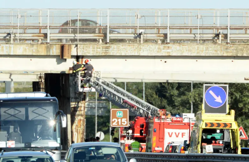 I controlli dei Vigili del fuoco sul ponte in A4