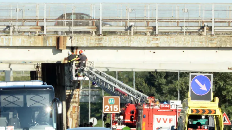 I controlli dei Vigili del fuoco sul ponte in A4
