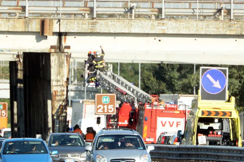 I controlli dei Vigili del fuoco sul ponte in A4