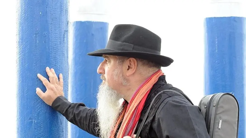 L’artista Michele Gazich al lavoro a San Servolo // FOTO PAOLO BRILLO