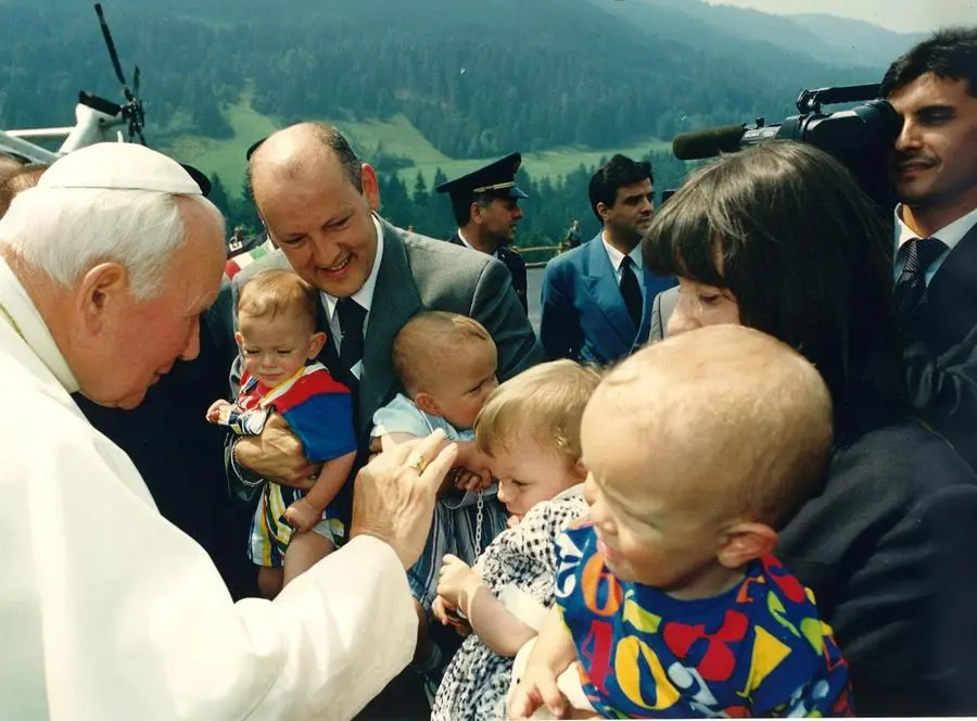 I quattro gemellini incontrano papa Giovanni Paolo II - © www.giornaledibrescia.it