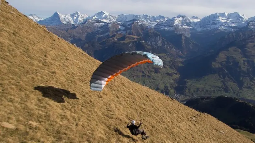 Una sessione di speedflying, la disciplina praticata da Andrea