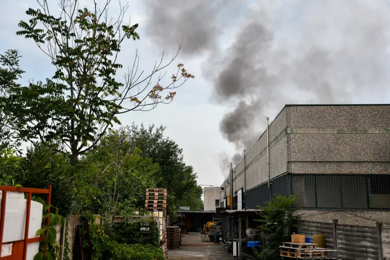 Incendio nel capannone, fiamme e paura a Borgosatollo