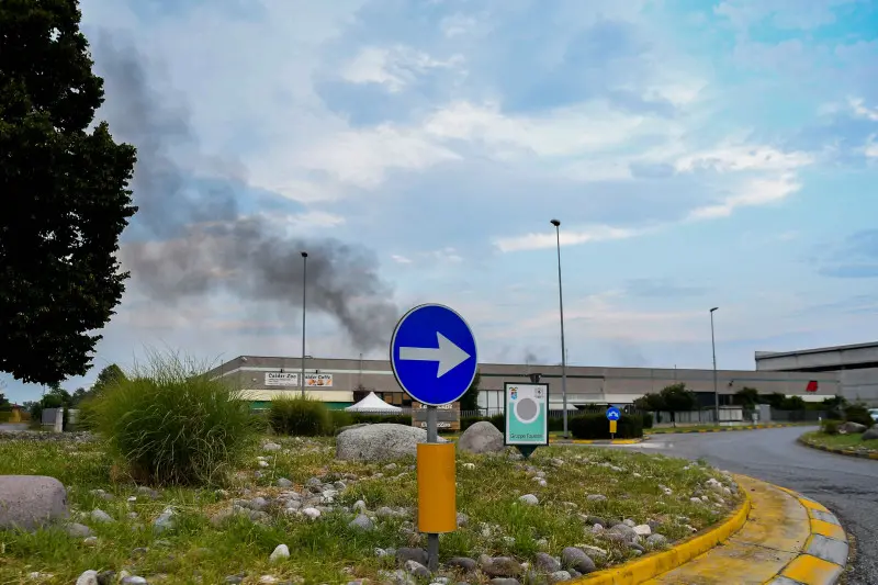 Incendio nel capannone, fiamme e paura a Borgosatollo