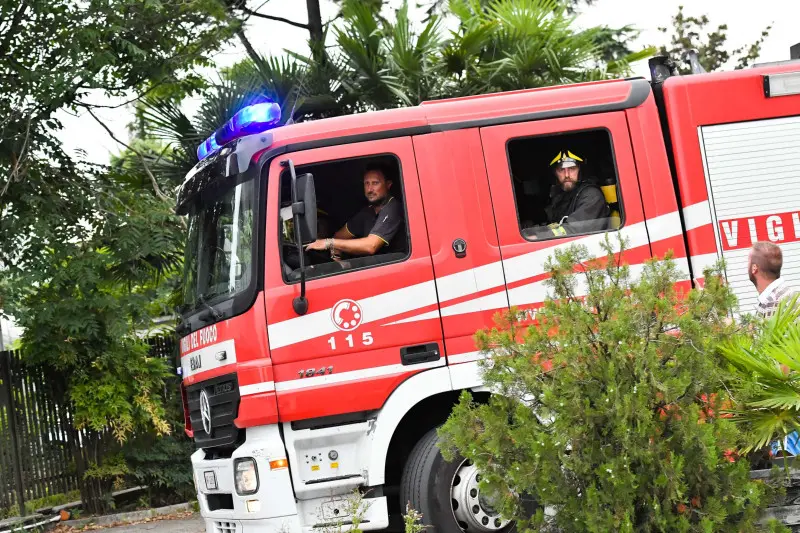 Incendio nel capannone, fiamme e paura a Borgosatollo