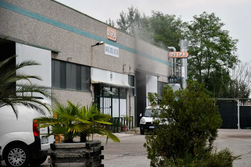 Incendio nel capannone, fiamme e paura a Borgosatollo