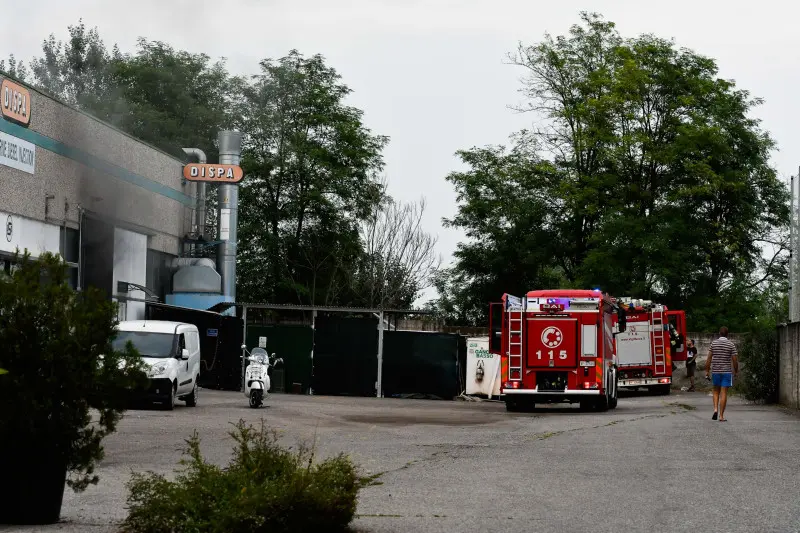 Incendio nel capannone, fiamme e paura a Borgosatollo