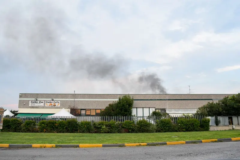 Incendio nel capannone, fiamme e paura a Borgosatollo